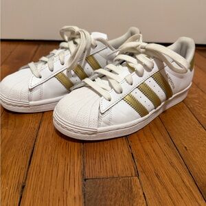 Adidas Women's Sneakers in White and Gold